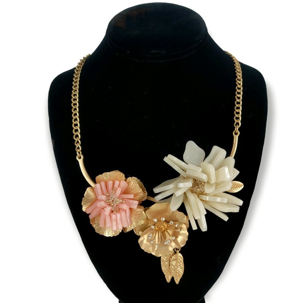 Chunky Gold Acrylic 3d flowers Necklace